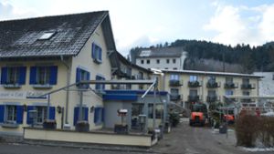 Die Eigentümer des Restaurants und Hotels „Waldblick“ planen einen Anbau an die bestehende Hotelanlage (rechts), in dem sieben Fremdenzimmer entstehen sollen. Foto: Herzog