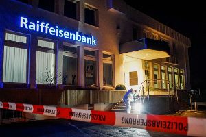 Der abgesperrte Tatort vom Dezember 2016. Der Angeklagte hatte gestanden, die Bankfiliale mit einer Spielzeugpistole überfallen zu haben. Foto: SDMG / Maurer