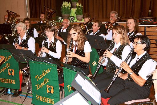 Das Blasorchester umrahmte den Festakt zum 90-jährigen Bestehen der Spielberger Trachtenkapelle. Foto: Köncke Foto: Schwarzwälder-Bote
