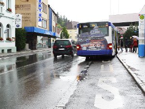 Am Mittwoch hat ein Busfahrer das Durchfahrtsverbot auf der K 5512 zwischen Sulz und Glatt (Kreis Rottweil) ignoriert. Konsequenz: Weil die Straße zu schmal war, sind Bus und Auto stecken geblieben. (Symbolfoto) Foto: Eyrich