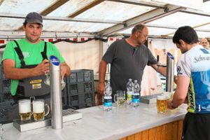 Für erfrischende Getränke sorgen beim Fuchsfallenfest des Musikvereins Frohsinn Rohrbach der Vorsitzende Tobias Grieshaber (links) und Herbert Hildbrand. Foto: Schwarzwälder-Bote