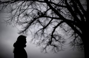 Draußen  ist es dunkel und grau: Viele Menschen leiden   gerade in den Wintermonaten unter Depressionen. Foto: Stratenschulte Foto: Schwarzwälder Bote