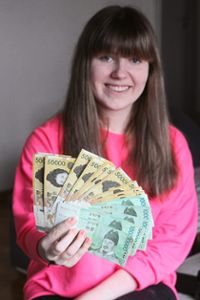 Einmal ein paar Zigtausend in der Hand halten: Leas Taschengeld in der  Währung Won ist bereits angekommen. Foto: Schwarzwälder Bote