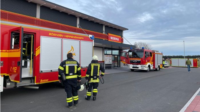 Feuerwehr rückt zu Norma in Bösingen aus