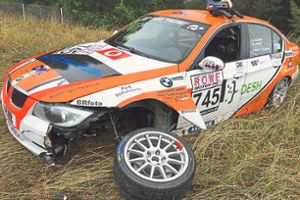 Ende im Gelände: Der BMW 325i ist schwer beschädigt. Das hatte  Zoran Schorle   Radulovic ganz anders vorgestellt. Foto: SZR Foto: Schwarzwälder Bote