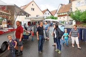 Neuweilers Bürgermeister Martin Buchwald (Mitte) unterhält sich bei seinem Marktbummel mit einer Besucherin. Als der Regen zur Mittagszeit aussetzte, belebte sich die Marktstraße etwas. Foto: Schabert Foto: Schwarzwälder-Bote