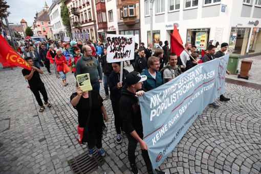 Rund 100 Menschen protestierten in Villingen gegen die AfD-Veranstaltung. Foto: Marc Eich