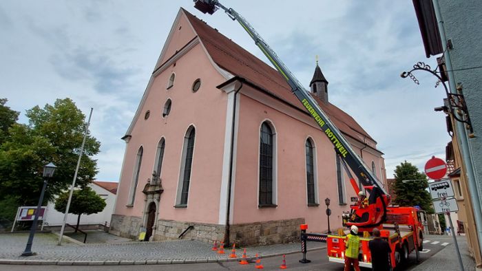 Gefährlich lose Ziegel – Feuerwehr sperrt Rottweiler Friedrichsplatz