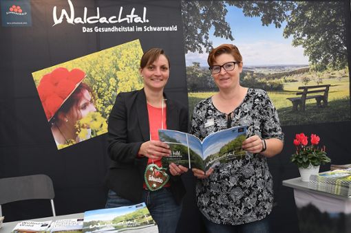 Bürgermeisterin Annick Grassi (links) macht am Stand auf der Horber Neckarwoche Werbung für den Tourismus in Waldachtal.  Foto: Hopp Foto: Schwarzwälder Bote