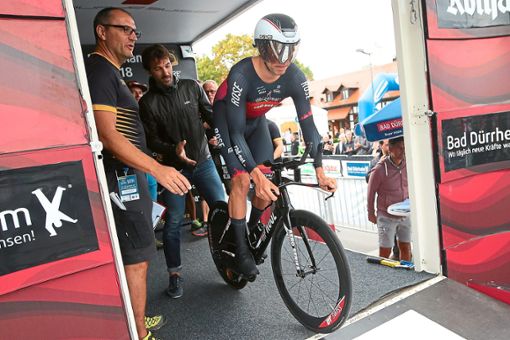 Was für eine Zusammenarbeit! Der verletzte zweifache Olympiasieger Fabian Cancellara (Mitte)   schickt seinen prominenten Ersatzmann Domenic Weinstein   zum Zeitfahren. Foto: Müller Foto: Schwarzwälder Bote