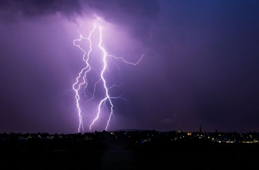 Donner, Blitz und Starkregen sind laut DWD im Südwesten am Wochenende zu erwarten (Symbolfoto). Foto: Schmidt