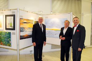 Bürgermeister Siegfried Scheffold (links), Willy Heine und Sparkassen-Chef Mathias Wangler eröffneten die 21. Ausstellung. Foto: Gebauer