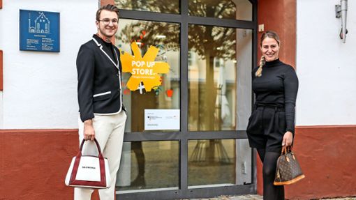 Noa Hönig (links) und Julia Ankiewicz eröffnen jeweils einen Pop-up-Store in den Innenstädten von Villingen und Schwenningen. Dort bieten sie Designermode als Secondhand an. Foto: Marc Eich