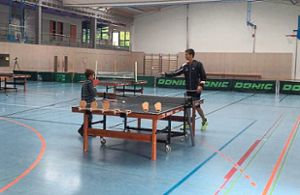 Akteure der Tischtennisabteilung des SV Rosenfeld geben Tipps beim Tischtennisspielen. Fotos: Privat Foto: Schwarzwälder Bote