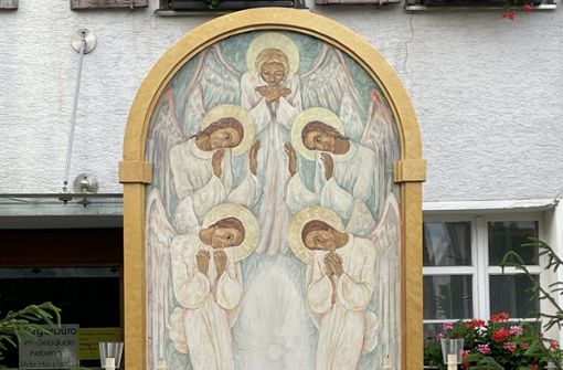 Auf dem Gemälde von August Blepp sind fünf Engel zu sehen, die an Fronleichnam die Monstranz mit dem Allerheiligsten Altarsakrament, die in die Aussparung auf den Altar gestellt wird, anbeten. Foto: Volker Schweizer