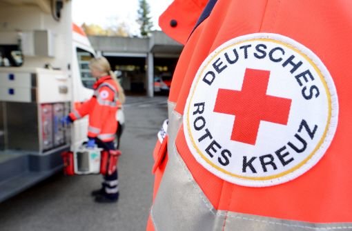 Überholmanöver mit Folgen: Rettungskräfte bringen am Montagnachmittag eine schwer verletzte Rollerfahrerin nach einem Unfall in Schorndorf in ein Krankenhaus.(Symbolbild) Foto: dpa