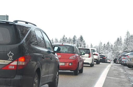 Autos dicht an dicht: An Wochenenden herrschen wieder chaotische Zustände auf der Schwarzwaldhochstraße. Foto: Schwark