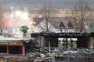In Schutt und Asche liegt der Kindergarten St. Fidelis am Tag nach dem Brand. Die Feuerwehr ist noch im Einsatz.  Foto: Pfister
