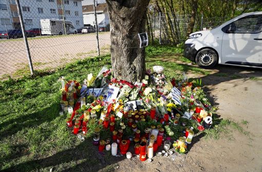 Eine Stätte der Trauer: Auf dem Schotterparkplatz, auf dem der junge Mann gestorben ist, werden Blumen und Kerzen abgelegt. Foto: Andreas Rosar