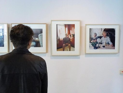 Eine Besucherin schaut sich die Ausstellung Blaue und graue Tage an. Fotografin Claudia Thoelen hat in den Bildern das Thema Demenz aufgearbeitet. Foto: Alt