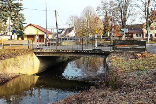 Die Brücke über den Mühlbach wird neu gebaut.   Foto: Steinmetz