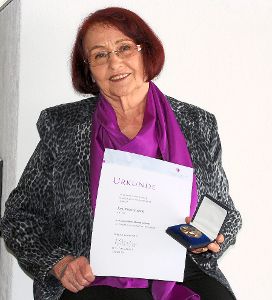 Erna Krusche erhielt  die Johannes-Brenz-Medaille _ es ist  die höchste Auszeichnung der evangelischen Landeskirche in Württemberg.  Foto: Gegenheimer Foto: Schwarzwälder-Bote