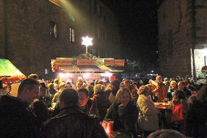 Es gibt Glühwein, Feuerzangenbowle, Flammkuchen und mehr: Beim Weihnachtsmarkt in Alpirsbach können die Besucher in gemütlicher Runde verweilen.  Foto: Zeile Foto: Schwarzwälder-Bote