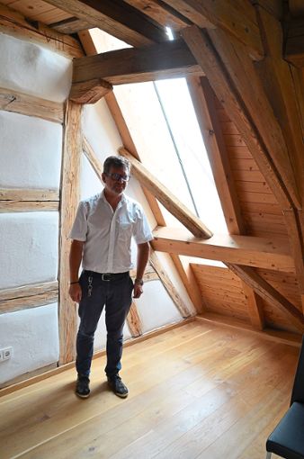 Thomas Schneider vor der beeindruckenden Balkenkonstruktion in seinem künftigen Wohnzimmer Foto: Schwarzwälder Bote