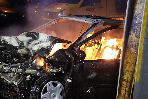 Das Auto in Balingen stand in hellen Flammen. (Symbolfoto) Foto: Bartler-Team