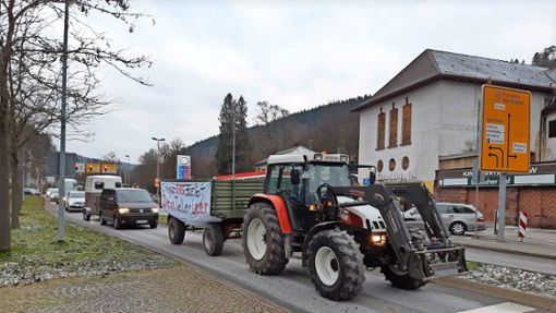 Am Montag waren  vielerorts demonstrierende Landwirte mit ihren  Traktoren  unterwegs. Foto: Ralf Klormann