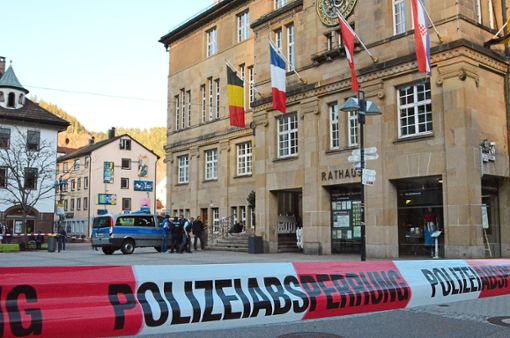 Schock in Schramberg: Im Rathaus ist am Mittwoch ein Mitarbeiter niedergestochen und schwer verletzt worden. Wenig später wurde ein Tatverdächtiger festgenommen. Die Hintergründe sind noch unklar. Zum Artikel Foto: Sum/Wegner