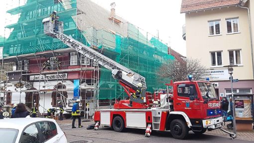 Auch Personen auf dem Baugerüst kam die Alpirsbacher Feuerwehr zu Hilfe. Foto: Feuerwehr Foto: Schwarzwälder Bote