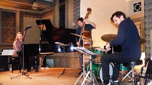 „Jazz geht’s los“: Das Rainer Böhm Trio überzeugte bei seinem Auftritt in der Alten Hechinger Synagoge. Foto: Willy Beyer