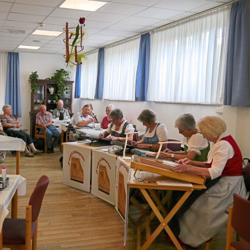 Anettes Zithergruppe spielt im Pflegeheim am Deutenberg. Foto: Haus der Betreuung und Pflege Foto: Schwarzwälder Bote
