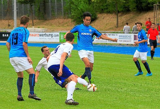 Der VfL Nagold hielt gegen den Oberligisten gut dagegen. Hier stoppt  Raphael Schaschko den Bissinger  Thanh Duc.   Foto: Kraushaar