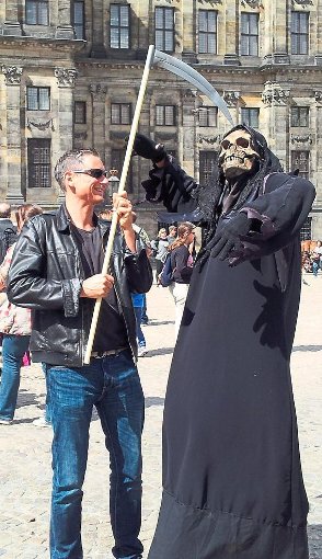 Autor Guido Kniesel (links) will den Tod mit seinen eigenen Waffen besiegen. Foto: Kniesel