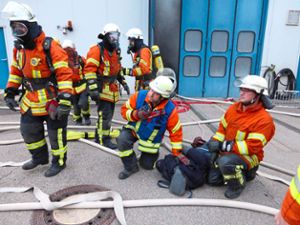 Die erste vermisste Person, eine Stoffpuppe, wird bei der Feuerwehrübung am Klärwerk Achdorf schnell gefunden und betreut.  Foto: Suttheimer Foto: Schwarzwälder Bote