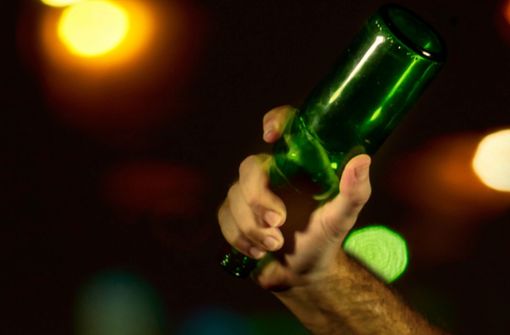 Mit einer Bierflasche ging der alkoholisierte Mann in Rottenburg auf die eingesetzten Polizisten los. (Symbolfoto) Foto: TheVisualsYouNeed - stock.adobe.