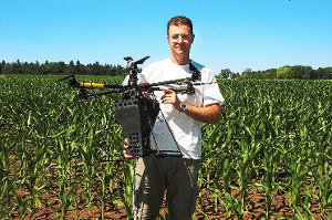 Im landwirtschaftlichen Einsatz ist Oliver Mitsch mit seiner Drohne. Das Fluggerät wirft Kapseln über Maisfeldern ab. In den Kapseln sind Eier von Schlupfwespen, die dem Maiszünsler den Garaus machen. Foto: Hertle