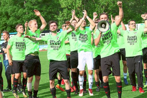 Ausgelassen feierten die Balinger Spieler die vorzeitige Meisterschaft und den Aufstieg in die Regionalliga. Einige Äußerungen kamen aber bei der Konkurrenz nicht so gut an.   Foto: Kara