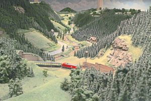 Bald steht der Miniatur-Schwarzwald wieder. Die Modellbahn ist von Hausach nach Gutach gezogen.  Foto: Merck