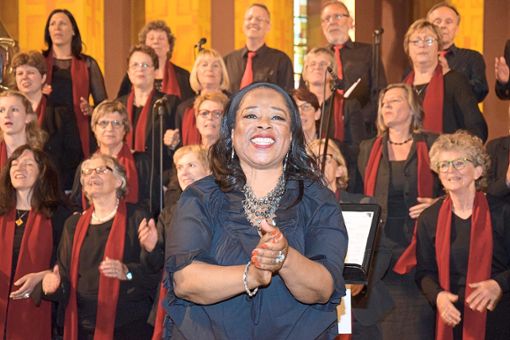 Juandalynn R. Abernathy bietet mit ihrem Gospelchor mitreißende Musik zum Auftakt der Balinger Konzerte.  Foto: Archiv Foto: Schwarzwälder Bote