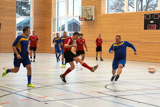 Voll dabei war die Mannschaft aus Tótvázsony, in Blau, beim Dobler Hallen-Fußball-Cup. Foto: Gegenheimer Foto: Schwarzwälder Bote