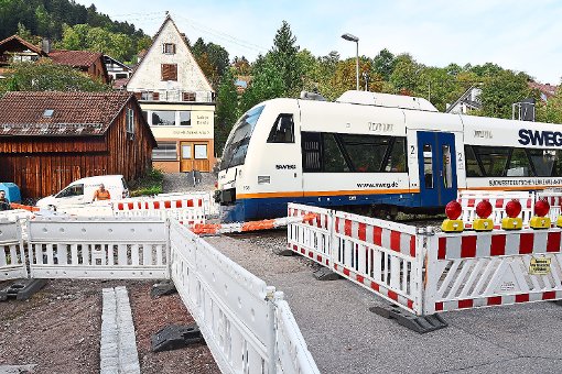 Auch für die Fußgänger, die Bahnübergang bei Schiltach Mitte nutzen ist ein Schrankenwärter-Handbetrieb eingerichtet. Foto: Wegner Foto: Schwarzwälder-Bote
