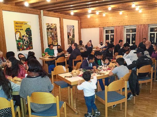 Auch Bürgermeister Thomas Miller feiert im Isinger Gemeindehaus mit Flüchtlingen. Foto: Lehmann Foto: Schwarzwälder-Bote