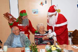 Die Bewohner des Pflegeheims Rosengarten bekommen Geschenke. Foto: Baiker Foto: Schwarzwälder Bote