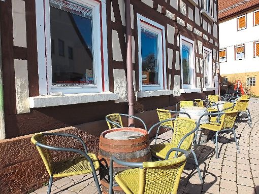 Am alten Schul- und Rathaus in Oberhaugstett dürfen Tische und Stühle aufgestellt werden.  Foto: Stocker Foto: Schwarzwälder-Bote