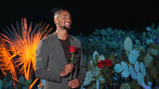 David Jackson verteilte noch alleine seine Rosen an die auserwählten Kandidatinnen. Foto: RTL
