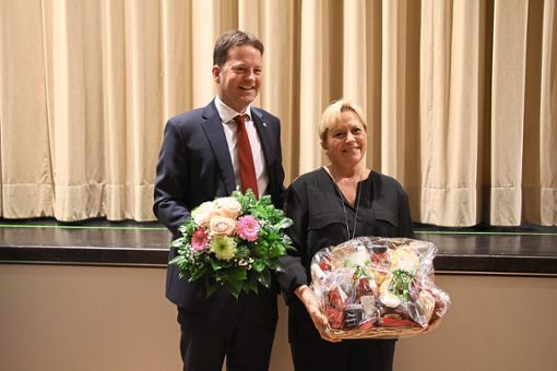 Philipp Hahn überreicht Susanne Eisenmann einen Korb voll Wurst. Die Kultusministerin ist erfreut.   Foto: Huger