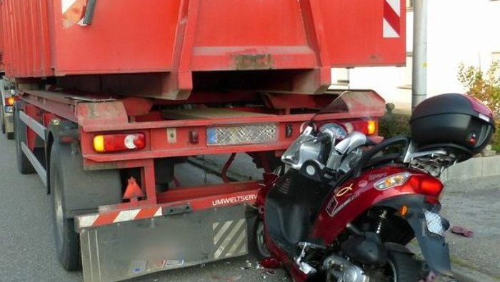 Unfall: Rollerfahrer prallt gegen Lkw